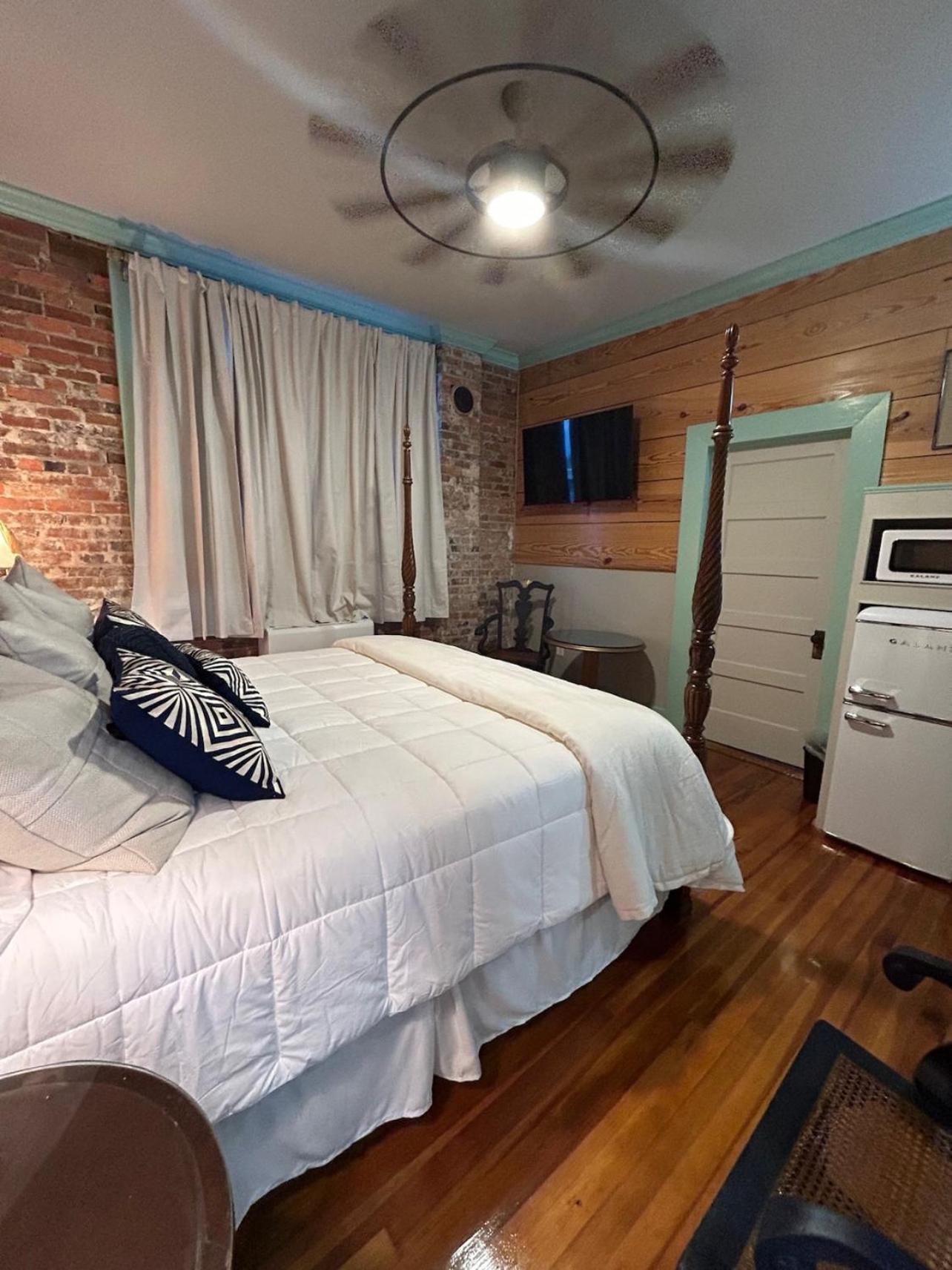 Chipley'S Squareview Inn Carthage Екстериор снимка