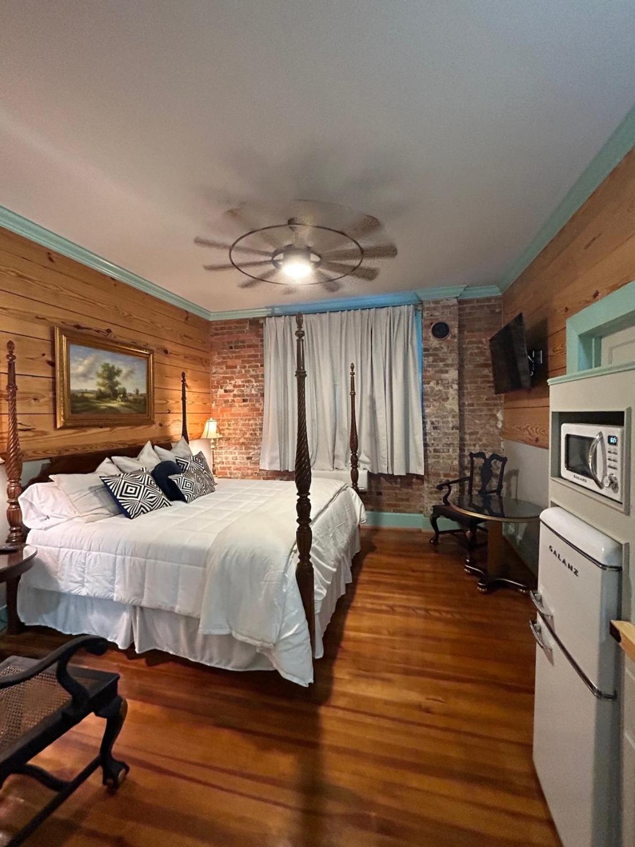 Chipley'S Squareview Inn Carthage Екстериор снимка