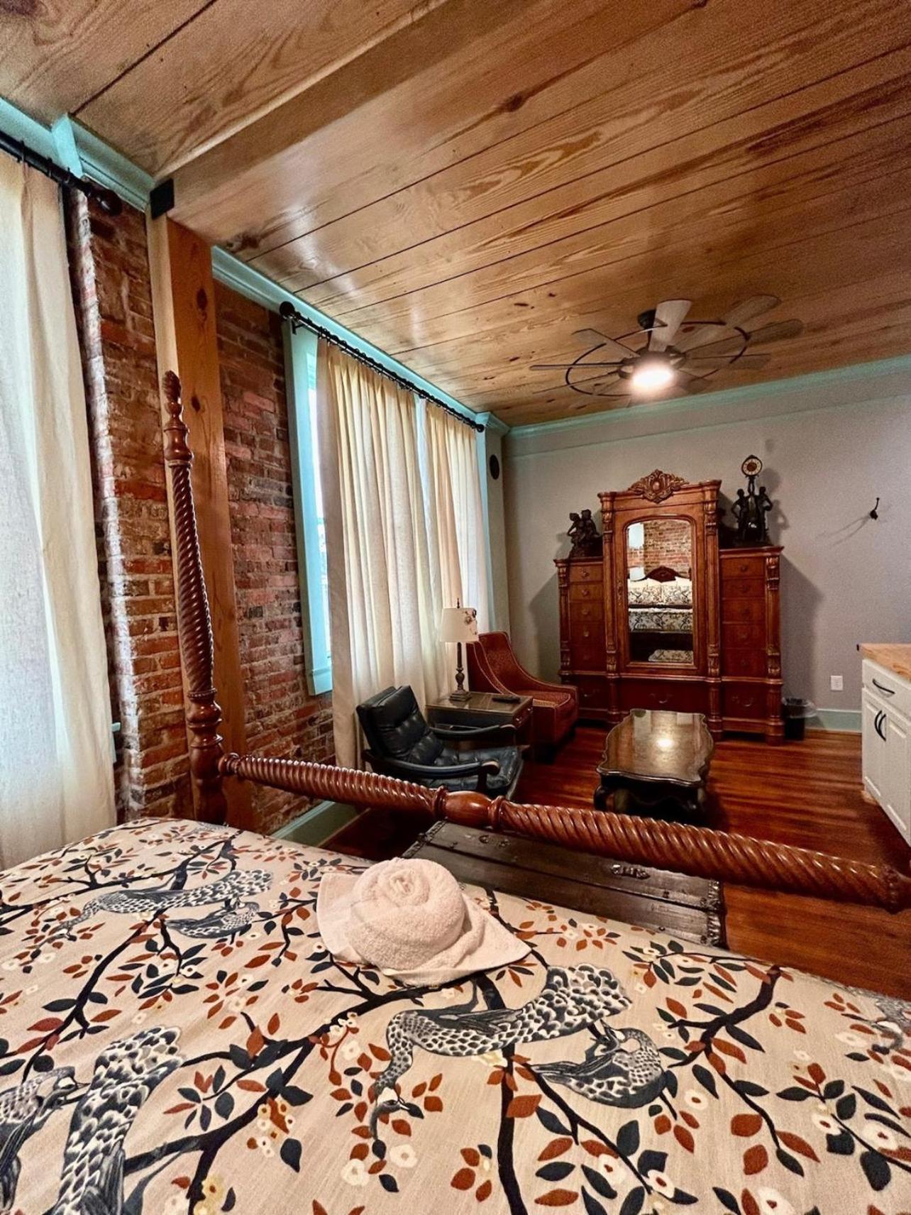 Chipley'S Squareview Inn Carthage Екстериор снимка