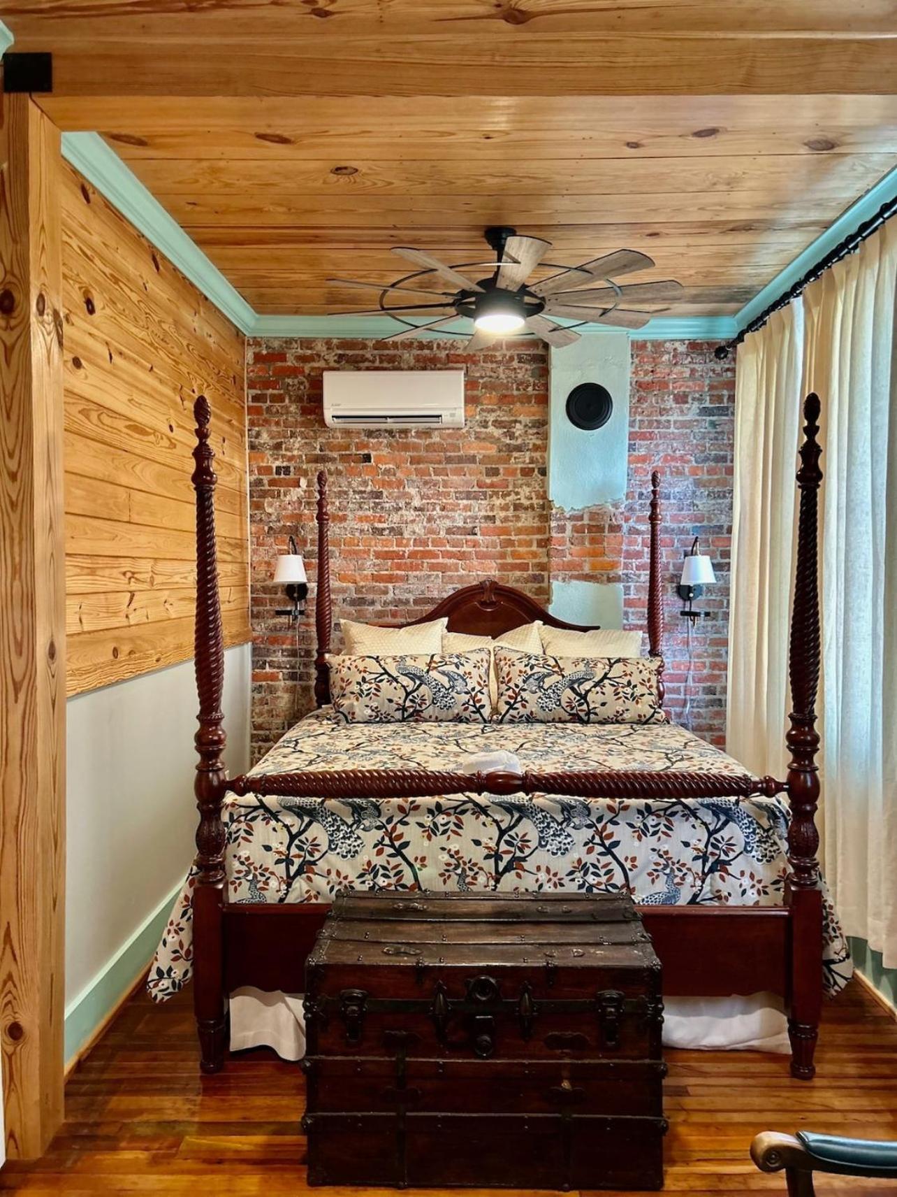 Chipley'S Squareview Inn Carthage Екстериор снимка