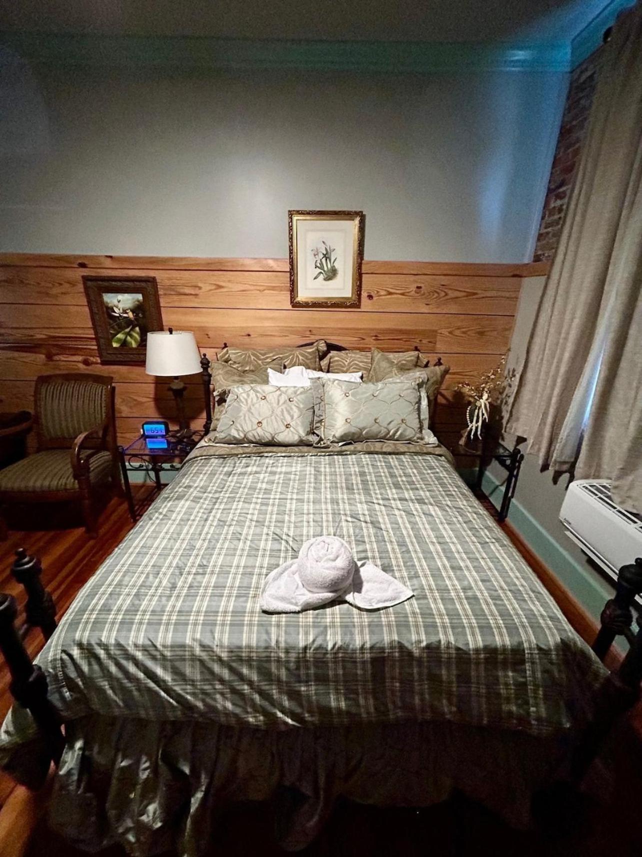 Chipley'S Squareview Inn Carthage Екстериор снимка