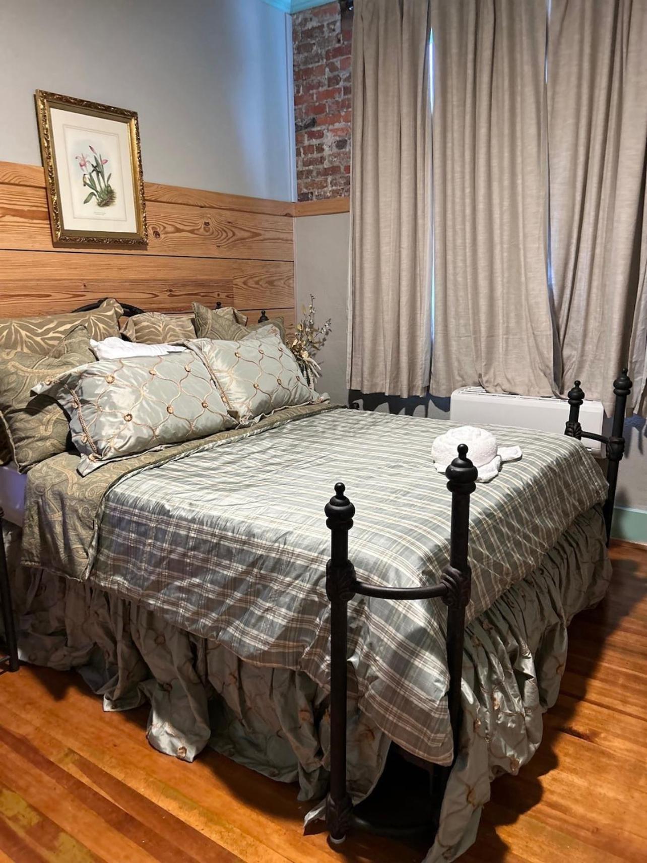 Chipley'S Squareview Inn Carthage Екстериор снимка
