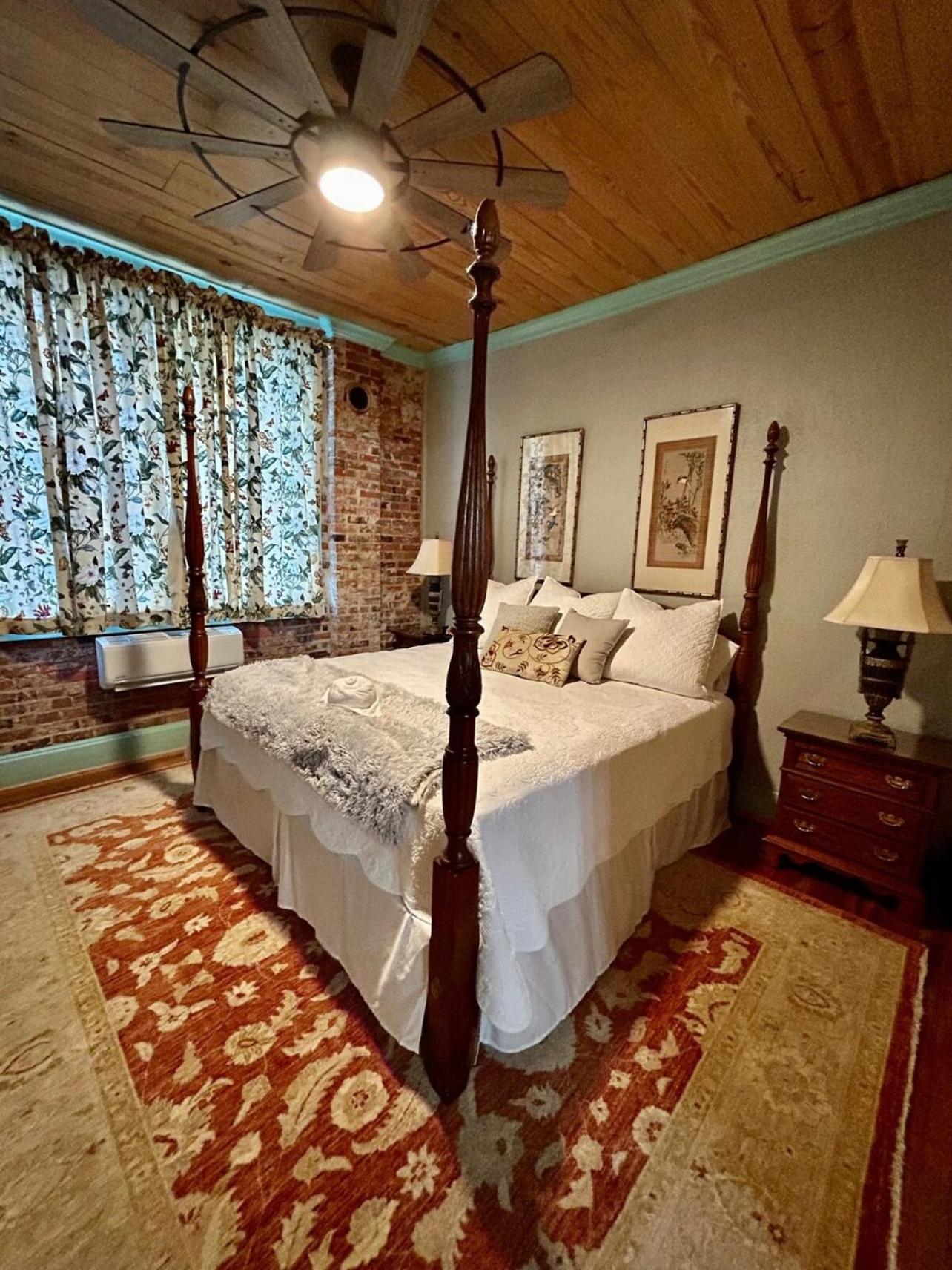 Chipley'S Squareview Inn Carthage Екстериор снимка