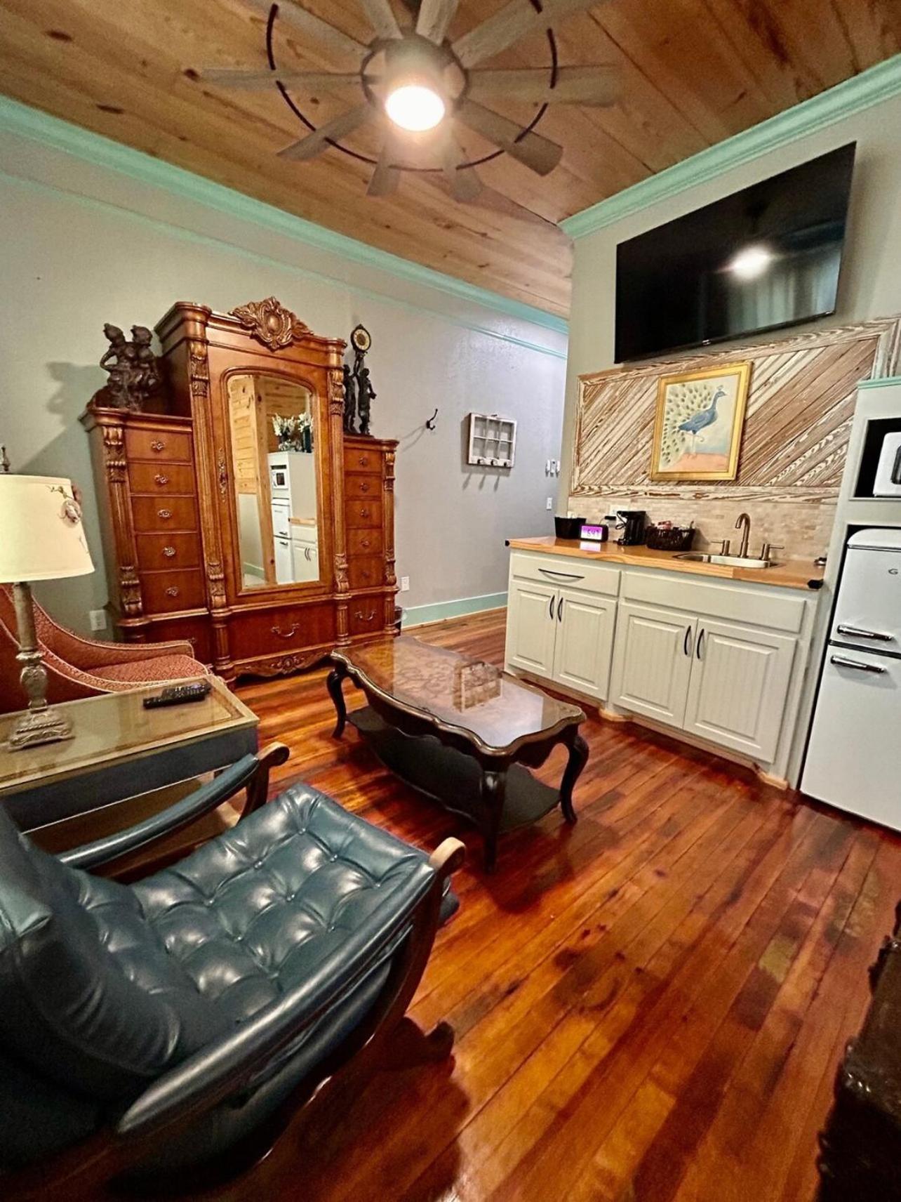 Chipley'S Squareview Inn Carthage Екстериор снимка