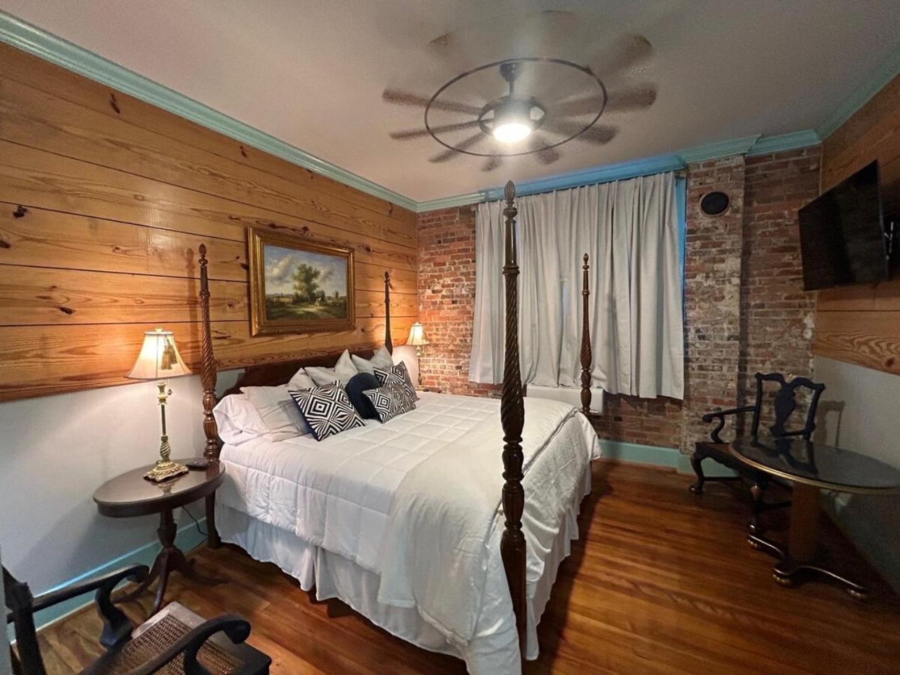Chipley'S Squareview Inn Carthage Екстериор снимка