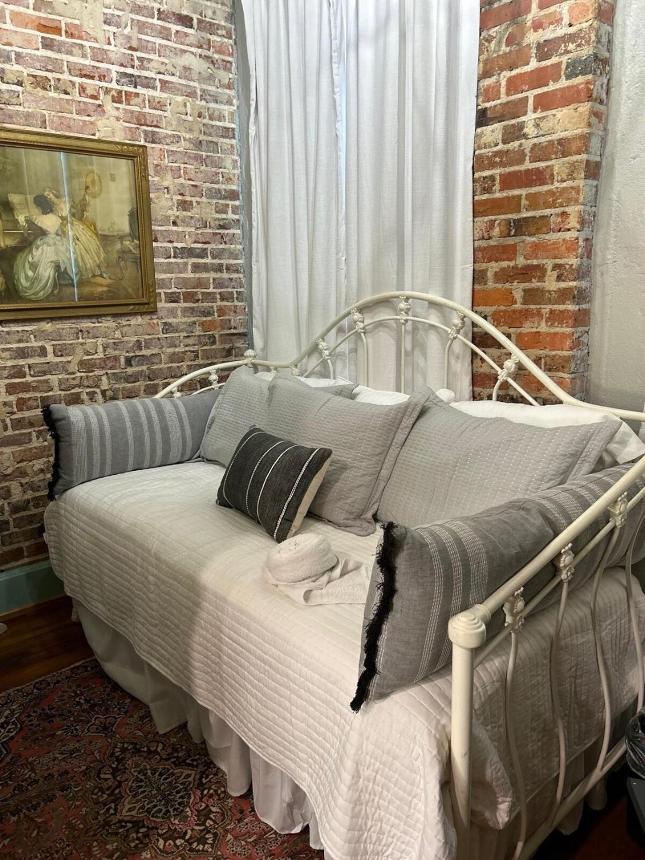 Chipley'S Squareview Inn Carthage Екстериор снимка