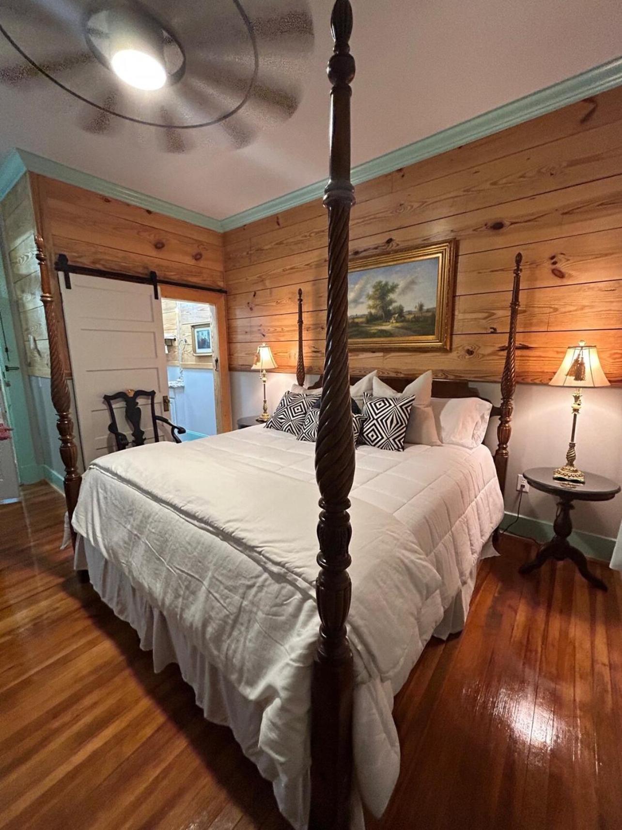 Chipley'S Squareview Inn Carthage Екстериор снимка
