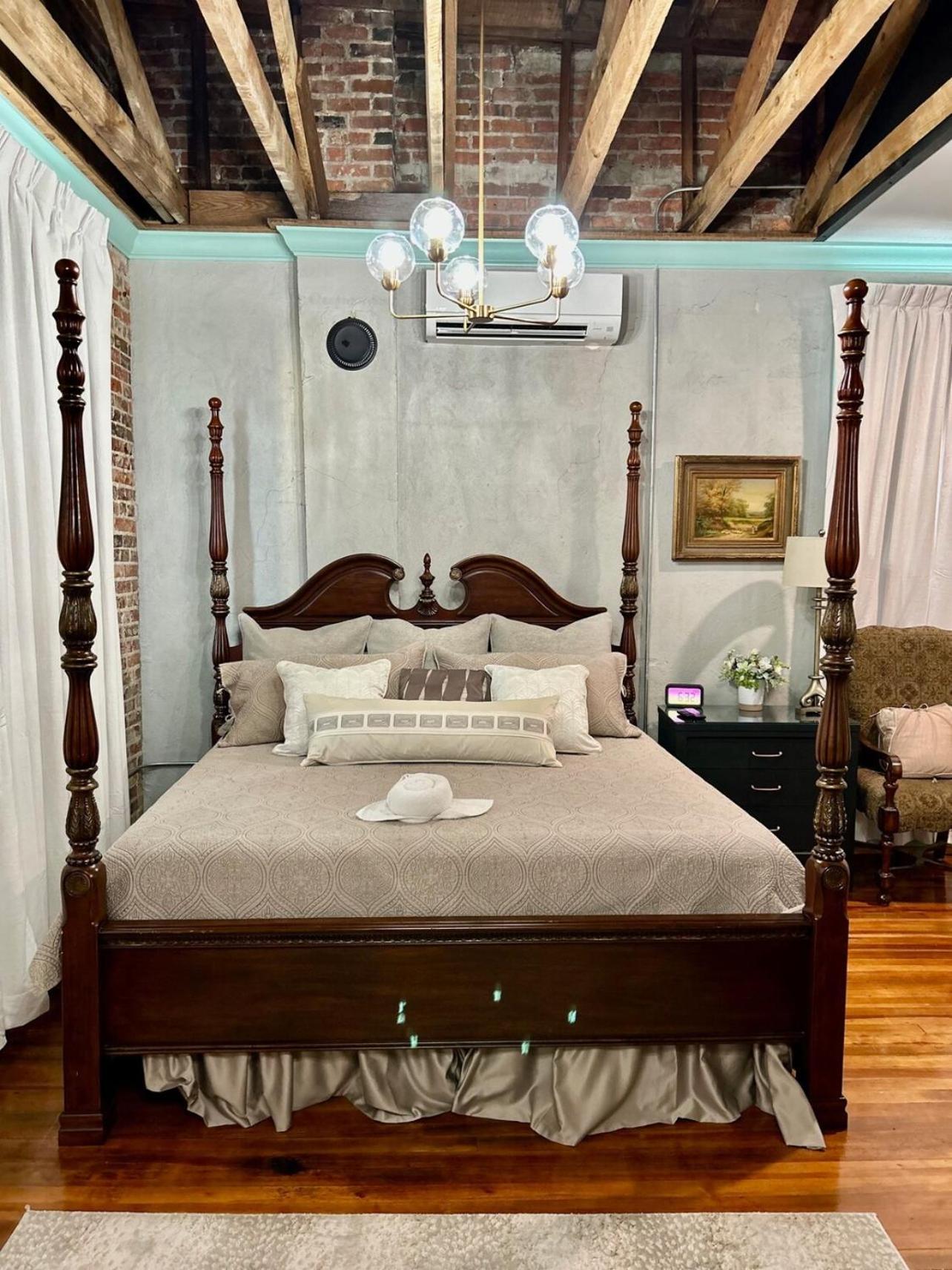 Chipley'S Squareview Inn Carthage Екстериор снимка