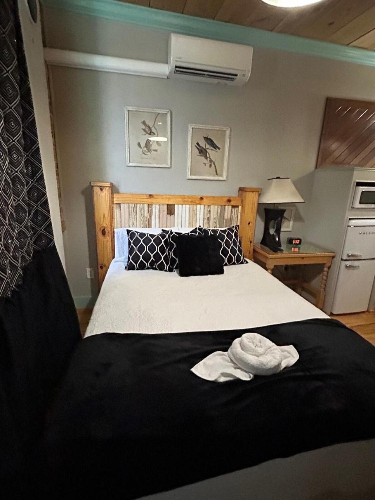Chipley'S Squareview Inn Carthage Екстериор снимка