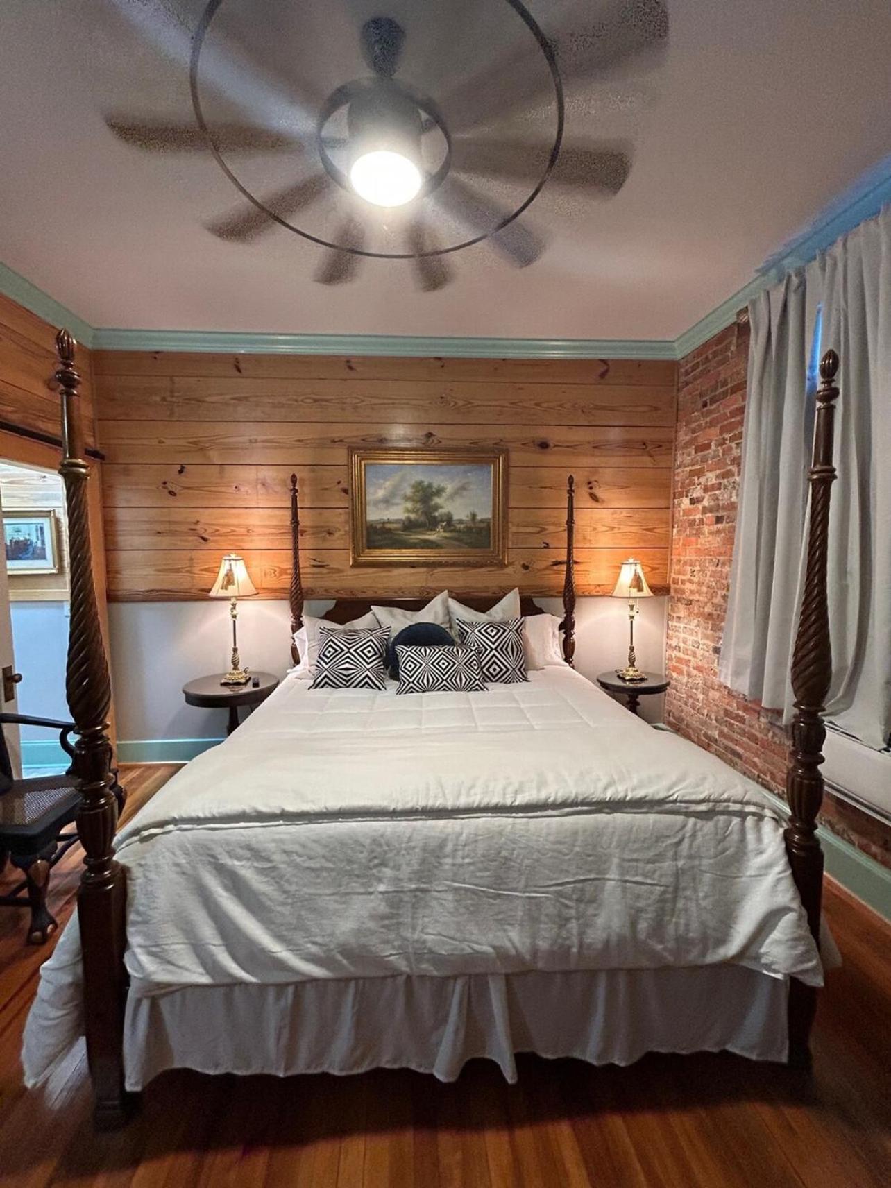 Chipley'S Squareview Inn Carthage Екстериор снимка