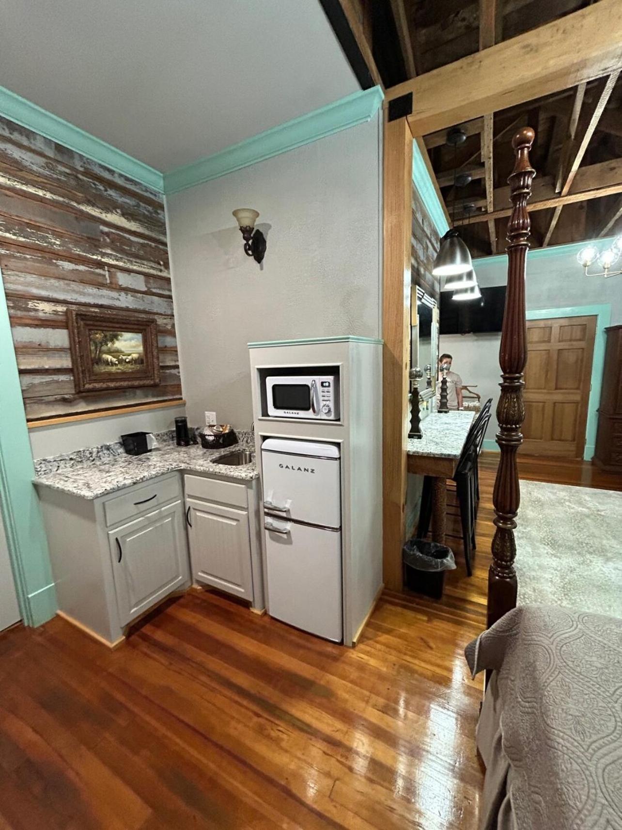 Chipley'S Squareview Inn Carthage Екстериор снимка