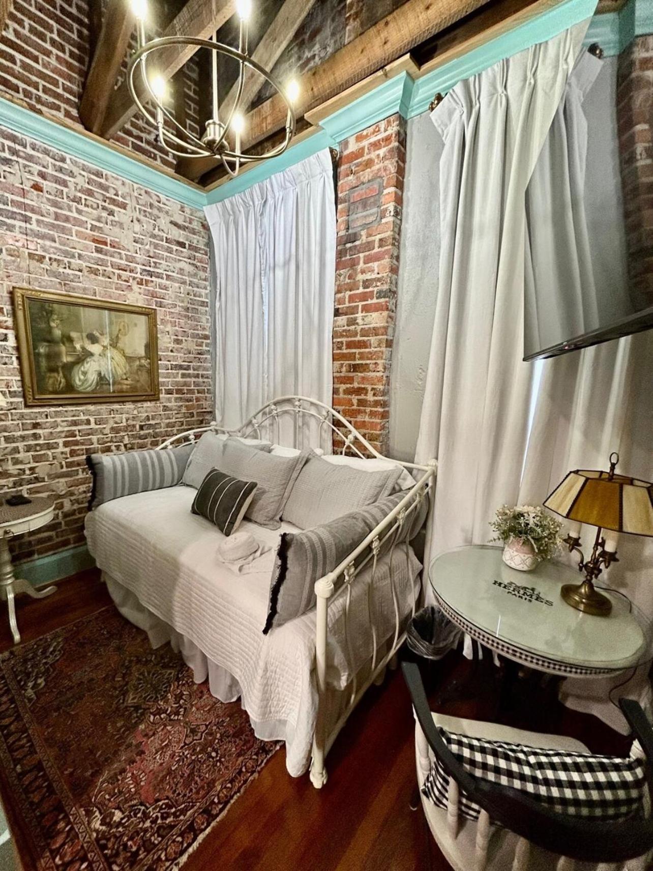 Chipley'S Squareview Inn Carthage Екстериор снимка